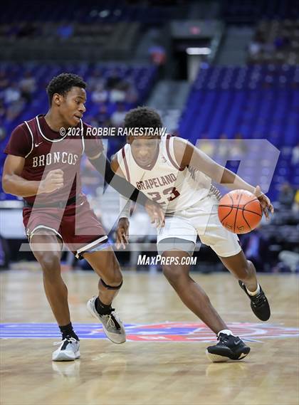 Thumbnail 3 in Grapeland vs. Clarendon (UIL 2A State Championship) photogallery.