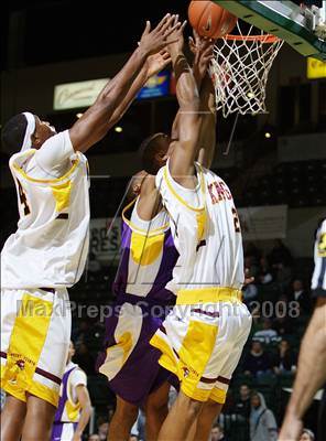 Thumbnail 1 in Mt. Vernon vs Roman Catholic (Prime Time Shootout) photogallery.