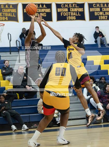 Thumbnail 2 in Cardinal Hayes vs Brooklyn Collegiate (Shooting Stars Basketball Showcase) photogallery.