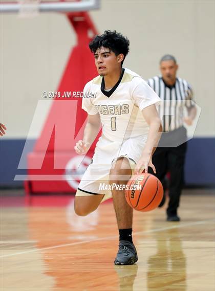 Thumbnail 2 in Conroe vs Sterling (McDonald's Texas Invitational) photogallery.