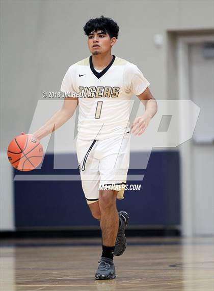 Thumbnail 3 in Conroe vs Sterling (McDonald's Texas Invitational) photogallery.