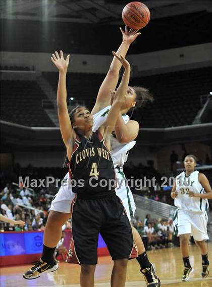 Thumbnail 3 in Clovis West vs. Poly (CIF SoCal D1 Final) photogallery.