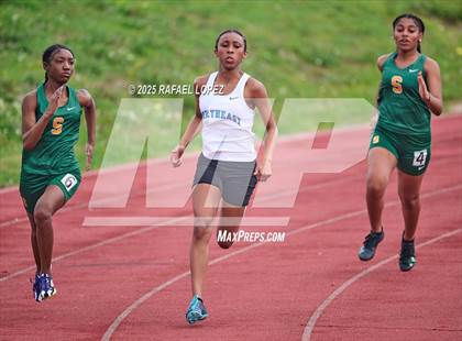 Thumbnail 1 in Dave Bethany Relays (200M) photogallery.
