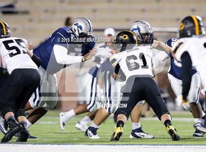 Thumbnail 2 in Crandall vs. Paris (UIL 4A Bi-District Playoff) photogallery.