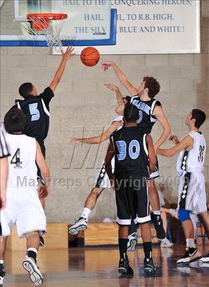 Thumbnail 2 in Palos Verdes Peninsula vs Villa Park (MaxPreps Holiday Classic) photogallery.