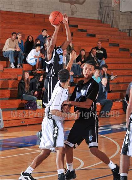Thumbnail 1 in Palos Verdes Peninsula vs Villa Park (MaxPreps Holiday Classic) photogallery.