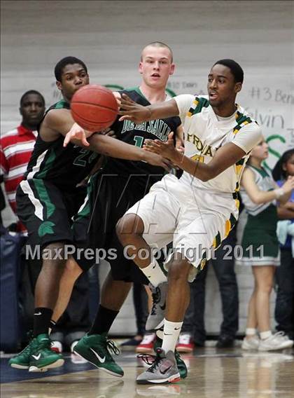 Thumbnail 2 in De La Salle vs. Castro Valley (CIF NCS D1 Final) photogallery.