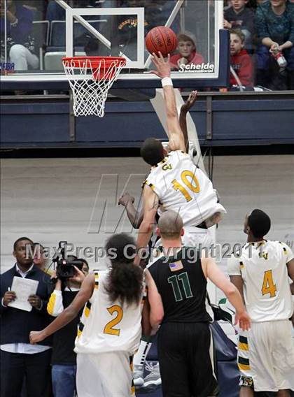 Thumbnail 1 in De La Salle vs. Castro Valley (CIF NCS D1 Final) photogallery.