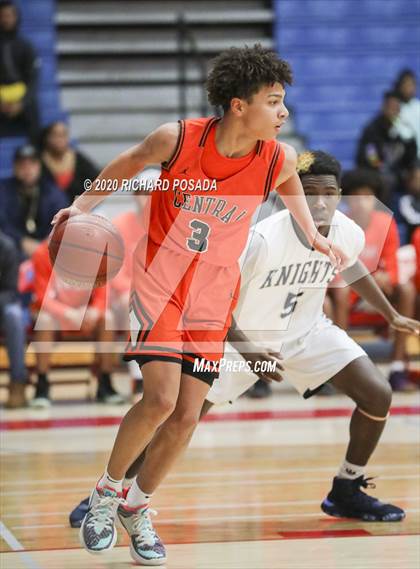 Thumbnail 2 in Tulare Western vs. Edison (Central Valley Showcase) photogallery.