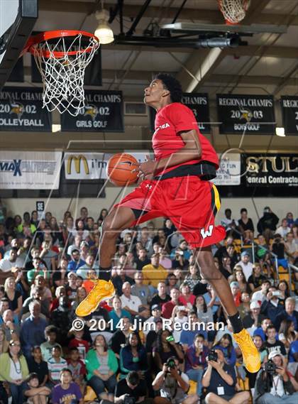 Thumbnail 2 in City of Palms Classic Slam Dunk Contest photogallery.