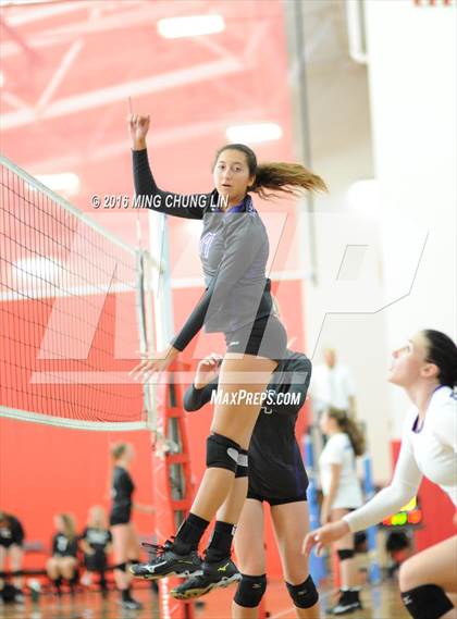 Thumbnail 3 in Carlsbad vs. Village Christian (HUDL SoCal Invite) photogallery.