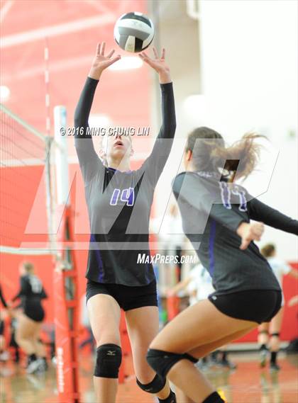 Thumbnail 2 in Carlsbad vs. Village Christian (HUDL SoCal Invite) photogallery.