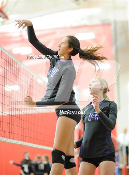 Thumbnail 3 in Carlsbad vs. Village Christian (HUDL SoCal Invite) photogallery.