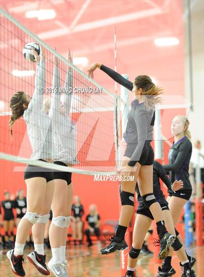 Thumbnail 1 in Carlsbad vs. Village Christian (HUDL SoCal Invite) photogallery.