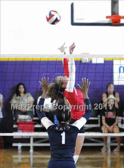 Thumbnail 2 in Redlands East Valley vs. Shadow Ridge (Durango Fall Classic) photogallery.
