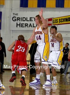 Thumbnail 3 in San Leandro vs. Archbishop Riordan (Gridley Invitational) photogallery.
