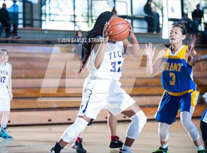 Thumbnail 2 in Grant vs. Oakland Tech (Oakland Legends Classic) photogallery.