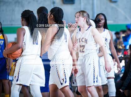 Thumbnail 2 in Grant vs. Oakland Tech (Oakland Legends Classic) photogallery.