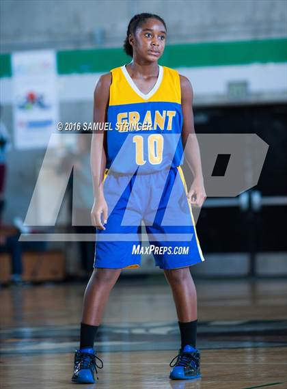 Thumbnail 3 in Grant vs. Oakland Tech (Oakland Legends Classic) photogallery.