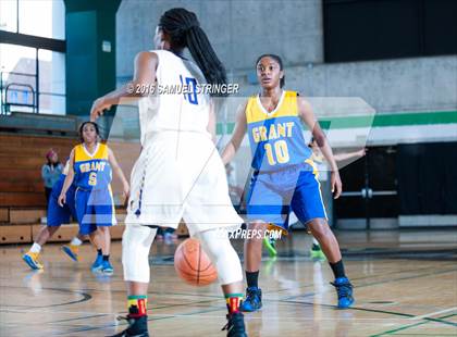 Thumbnail 2 in Grant vs. Oakland Tech (Oakland Legends Classic) photogallery.