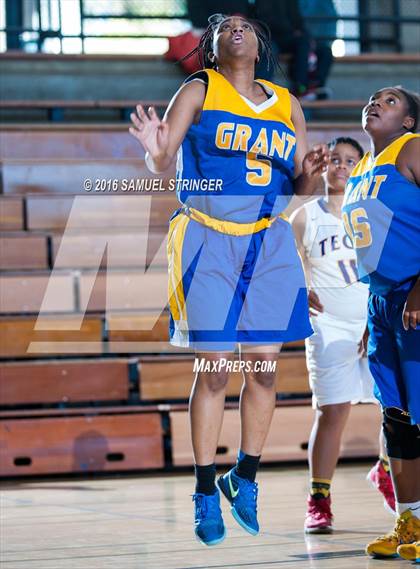 Thumbnail 3 in Grant vs. Oakland Tech (Oakland Legends Classic) photogallery.