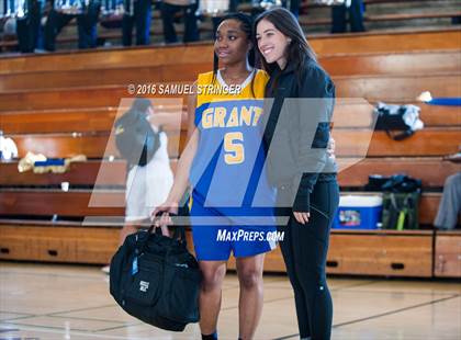 Thumbnail 1 in Grant vs. Oakland Tech (Oakland Legends Classic) photogallery.
