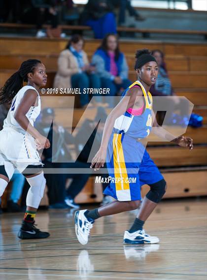 Thumbnail 2 in Grant vs. Oakland Tech (Oakland Legends Classic) photogallery.