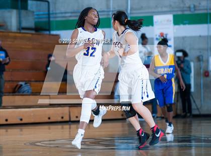 Thumbnail 2 in Grant vs. Oakland Tech (Oakland Legends Classic) photogallery.