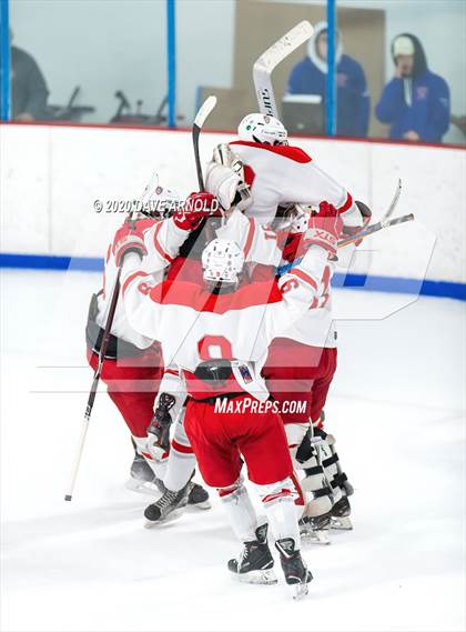 Thumbnail 3 in Burlington @ Catholic Memorial (MIAA Division 1A) photogallery.