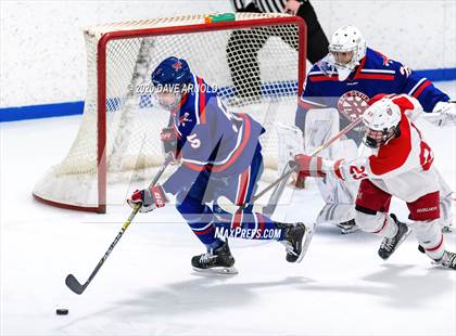 Thumbnail 2 in Burlington @ Catholic Memorial (MIAA Division 1A) photogallery.