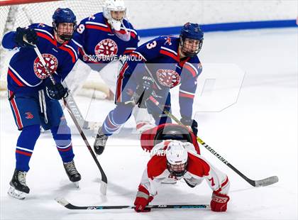 Thumbnail 2 in Burlington @ Catholic Memorial (MIAA Division 1A) photogallery.