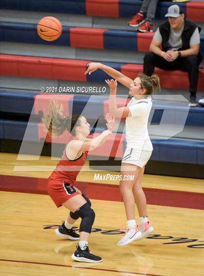Thumbnail 1 in Troy vs. Columbine (Nike Tournament of Champions) photogallery.