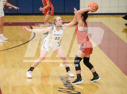 Thumbnail 2 in Troy vs. Columbine (Nike Tournament of Champions) photogallery.