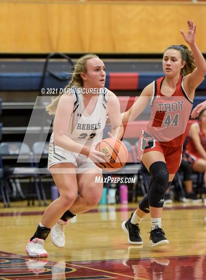 Thumbnail 2 in Troy vs. Columbine (Nike Tournament of Champions) photogallery.
