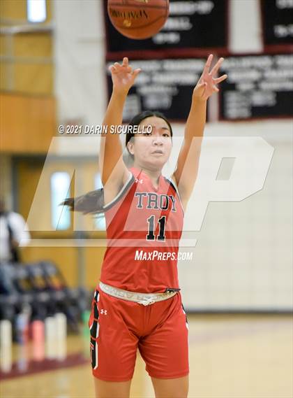 Thumbnail 1 in Troy vs. Columbine (Nike Tournament of Champions) photogallery.