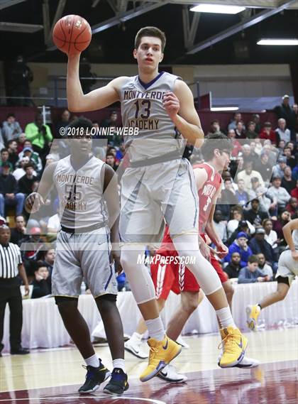 Thumbnail 2 in Montverde Academy vs. Mater Dei (Spalding Hoophall Classic) photogallery.