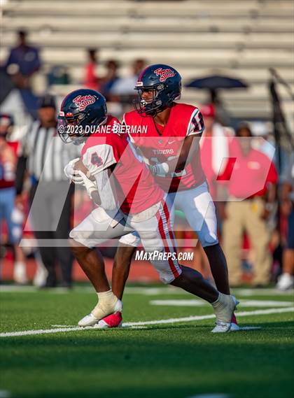 Thumbnail 2 in South Panola vs. Houston photogallery.