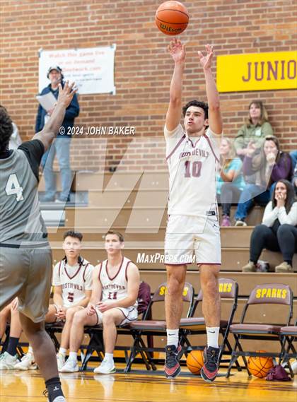 Thumbnail 1 in Hug vs. Dayton (Nelson Electric Rail City Classic) photogallery.
