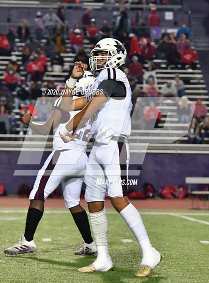 Thumbnail 1 in Silsbee vs. Carthage (UIL 4A D2 Area Round) photogallery.