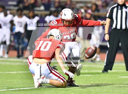 Thumbnail 2 in Silsbee vs. Carthage (UIL 4A D2 Area Round) photogallery.