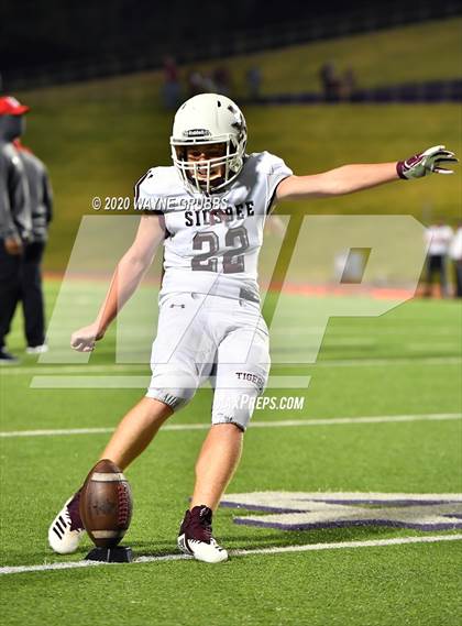 Thumbnail 1 in Silsbee vs. Carthage (UIL 4A D2 Area Round) photogallery.