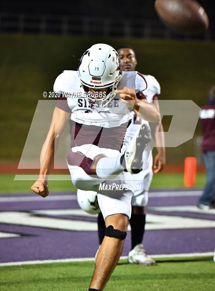 Thumbnail 1 in Silsbee vs. Carthage (UIL 4A D2 Area Round) photogallery.