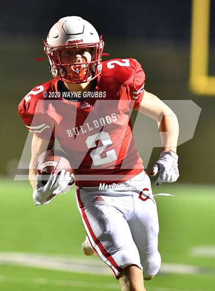 Thumbnail 2 in Silsbee vs. Carthage (UIL 4A D2 Area Round) photogallery.