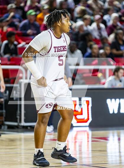 Thumbnail 1 in Silsbee vs. Hardin-Jefferson (UIL 4A Basketball Bi-District) photogallery.