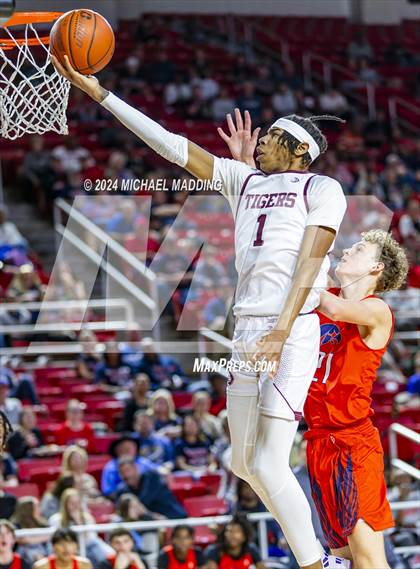 Thumbnail 2 in Silsbee vs. Hardin-Jefferson (UIL 4A Basketball Bi-District) photogallery.