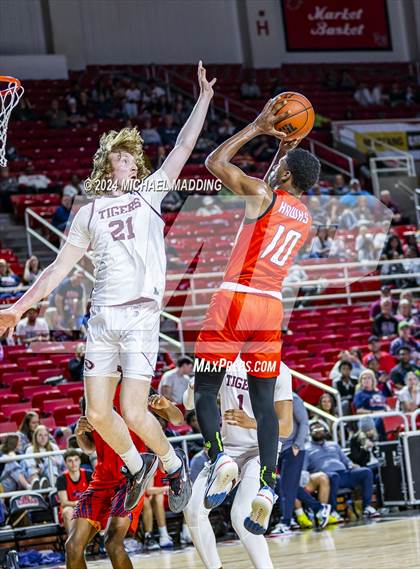 Thumbnail 2 in Silsbee vs. Hardin-Jefferson (UIL 4A Basketball Bi-District) photogallery.