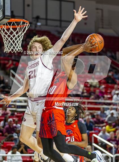 Thumbnail 3 in Silsbee vs. Hardin-Jefferson (UIL 4A Basketball Bi-District) photogallery.