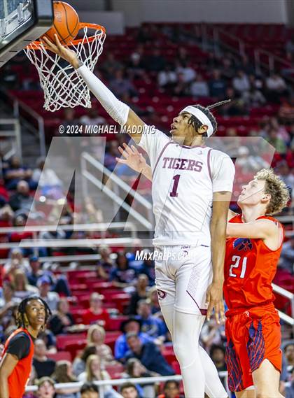 Thumbnail 3 in Silsbee vs. Hardin-Jefferson (UIL 4A Basketball Bi-District) photogallery.