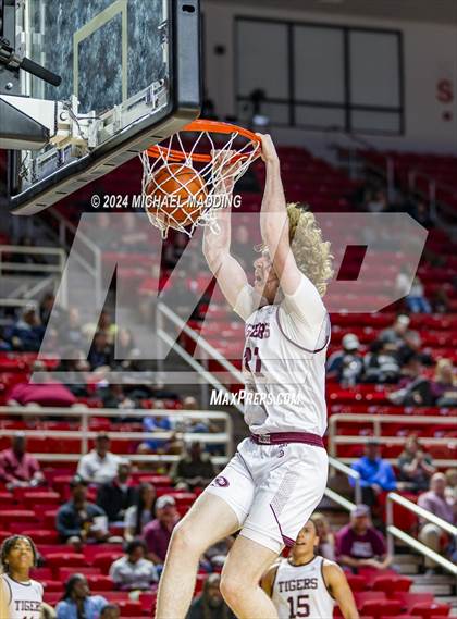 Thumbnail 1 in Silsbee vs. Hardin-Jefferson (UIL 4A Basketball Bi-District) photogallery.