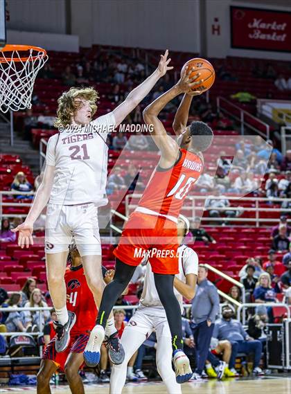 Thumbnail 3 in Silsbee vs. Hardin-Jefferson (UIL 4A Basketball Bi-District) photogallery.
